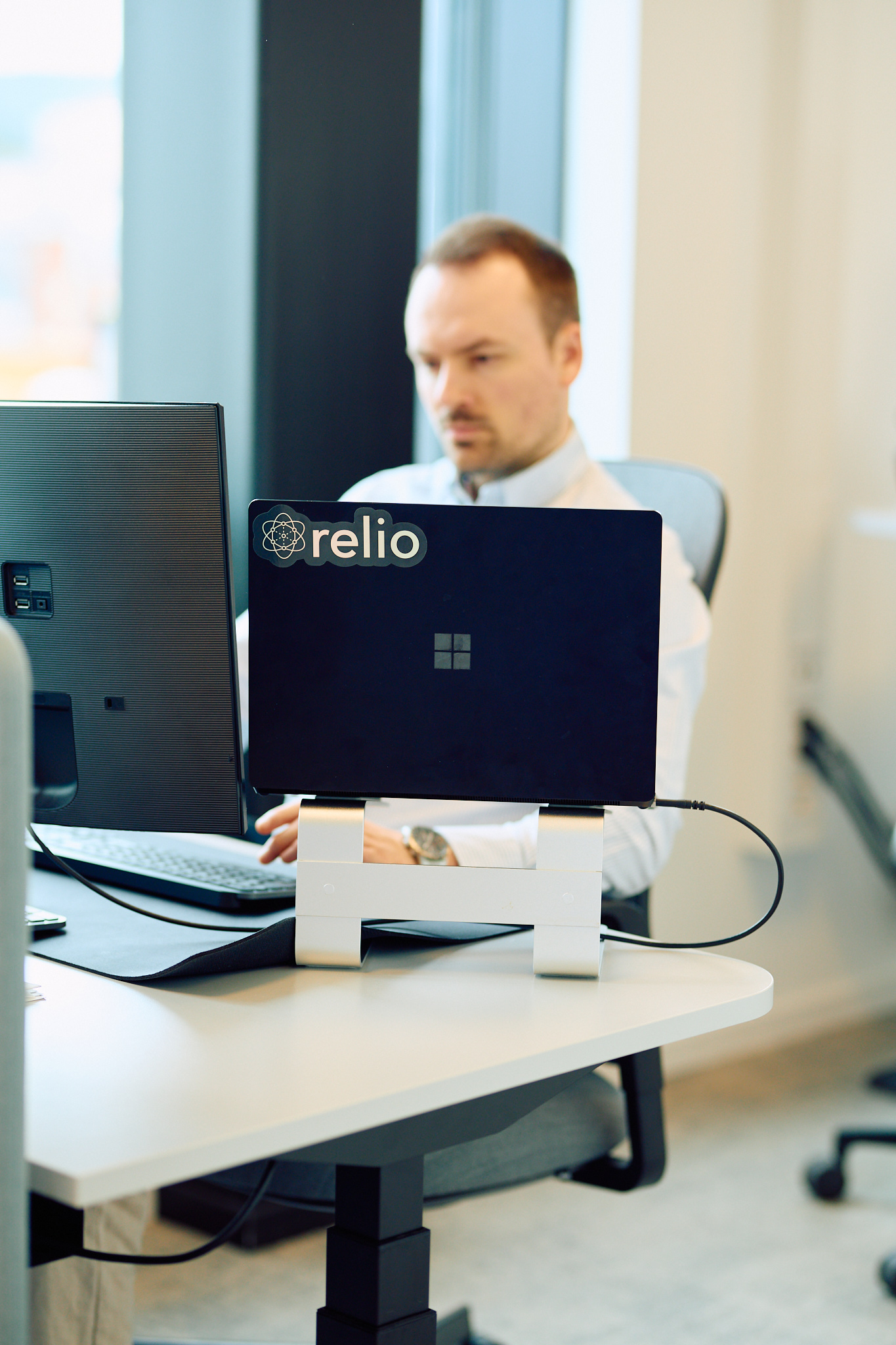 Relio-ansatt jobber konsentrert